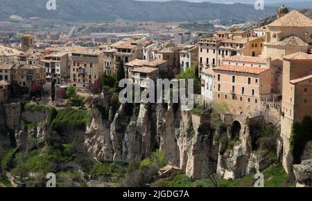 Historische ummauerte Stadt Cuenca - Spanien. Diese Ansicht zeigt die Hanging Houses auf der Klippe. Stockfoto