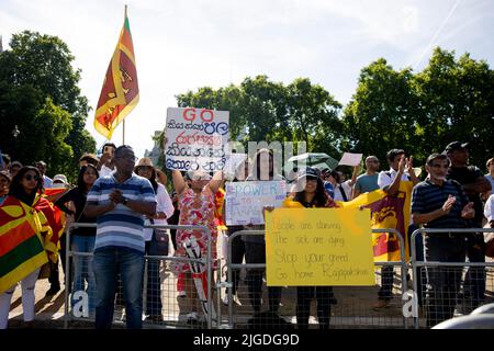 London, Großbritannien. 09.. Juli 2022. Demonstranten halten Plakate während der Demonstration auf dem Parliament Square. Demonstranten des Präsidenten Sri Lankas versammelten sich auf dem Parliament Square, um ihren derzeitigen Präsidenten Gotabaya Rajapaksa zu fordern, wegen der Unfähigkeit, die aktuelle Wirtschaftskrise in Sri Lanka zu lösen, zurückzutreten. Kredit: SOPA Images Limited/Alamy Live Nachrichten Stockfoto