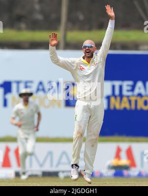 Galle, Sri Lanka. 10.. Juli 2022. Der australische Nathan Lyon feiert am 10.. Juli 2022 am 3.. Tag des Test-Cricket-Spiels 2. zwischen Sri Lanka und Australien im Galle International Cricket Stadium in Galle. Viraj Kothalwala/Alamy Live News Stockfoto