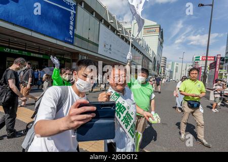 Tokio, Japan. 09.. Juli 2022. Der ehemalige Gouverneur von Tokio, Naoki Inose, wirbt bei den Wahlen zum Repräsentantenhaus 2022 am 11.. Juli als Kandidat für die Japan Innovation Party. Inose war von Dezember 2012 bis Dezember 2013 (die kürzeste Amtszeit in der Geschichte) Gouverneur von Tokio und trat inmitten von Finanzskandalen zurück. Kredit: SOPA Images Limited/Alamy Live Nachrichten Stockfoto