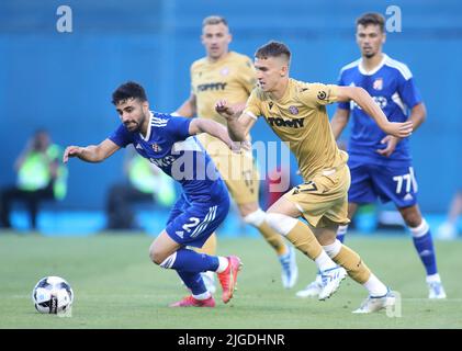 Zagreb, Kroatien. 9.. Juli 2022. Sadegh Moharrami (L) von GNK Dinamo steht mit Stipe Biuk von HNK Hajduk während ihres Fußballspiels im kroatischen Zagreb am 9. Juli 2022 auf dem Spiel. Quelle: Sanjin Strukic/PIXSELL via Xinhua/Alamy Live News Stockfoto