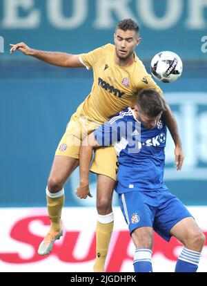 Zagreb, Kroatien. 9.. Juli 2022. Bruno Petkovic (R) von GNK Dinamo steht vor Toni Borevkovic von HNK Hjduk während des Fußballspiels im kroatischen Zagreb am 9. Juli 2022. Quelle: Sanjin Strukic/PIXSELL via Xinhua/Alamy Live News Stockfoto