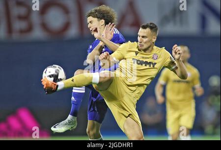 Zagreb, Kroatien. 9.. Juli 2022. Bruno Petkovic (L) von GNK Dinamo steht vor Toni Borevkovic von HNK Hjduk während ihres Fußballspiels im kroatischen Zagreb am 9. Juli 2022. Quelle: Sanjin Strukic/PIXSELL via Xinhua/Alamy Live News Stockfoto