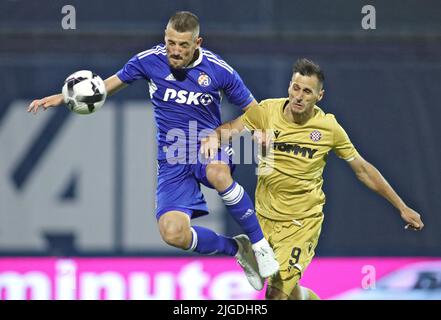 Zagreb, Kroatien. 9.. Juli 2022. Arijan Ademi (L) von GNK Dinamo steht am 9. Juli 2022 mit Nikola Kininic von HNK Hajduk während ihres Fußballspiels im kroatischen Zagreb auf dem Spiel. Quelle: Sanjin Strukic/PIXSELL via Xinhua/Alamy Live News Stockfoto