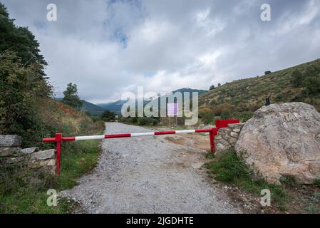 SOTO DEL REAL, SPANIEN – 17. OKTOBER 2021: Eingang zum Hueco de San Blas, ein sehr beliebter Ort für Wanderer in der Gemeinde Manzanares Stockfoto