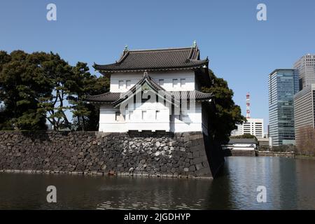 Prunkvolles Gebäude über dem Graben um den Japanischen Kaiserpalast In Tokio Stockfoto