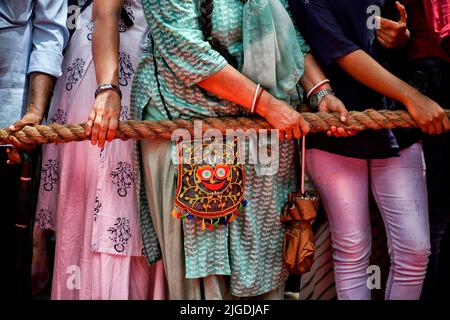 Kalkutta, Indien. 09.. Juli 2022. Hinduistische Anhänger nehmen am jährlichen Rath Yatra- oder Wagenfest Teil. Gemäß der hinduistischen Mythologie stammt die Ratha Yatra etwa 5.000 Jahre zurück, als der Hindu-gott Krishna, zusammen mit seinem älteren Bruder Balaram und seiner Schwester Subhadra, von Krishnas Anhängern auf einem Wagen von Kurukshetra nach Vrindavana gezogen wurden. Kredit: SOPA Images Limited/Alamy Live Nachrichten Stockfoto