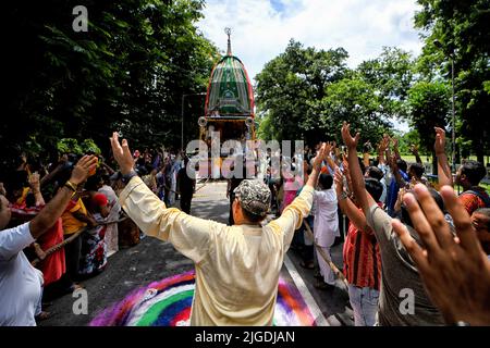 Kalkutta, Indien. 09.. Juli 2022. Hinduistische Anhänger singen und tanzen während des jährlichen Rath Yatra- oder Chariot-Festivals. Gemäß der hinduistischen Mythologie stammt die Ratha Yatra etwa 5.000 Jahre zurück, als der Hindu-gott Krishna, zusammen mit seinem älteren Bruder Balaram und seiner Schwester Subhadra, von Krishnas Anhängern auf einem Wagen von Kurukshetra nach Vrindavana gezogen wurden. Kredit: SOPA Images Limited/Alamy Live Nachrichten Stockfoto