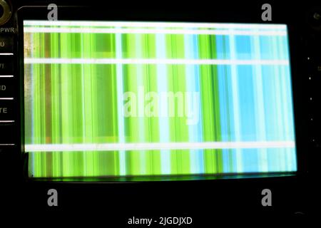 Defekter LCD-Bildschirm mit mehreren Farben und Pixelierungen mit Farbfehlern und Problemen bei der Bildung von abstrakten Farbstreifen Hintergrund in weiß, grün und BL Stockfoto