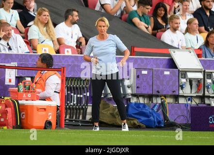 08 Jul 2022 - Deutschland gegen Dänemark - UEFA Women's Euro 2022 - Gruppe B - Brentford Community Stadium die deutsche Cheftrainerin Martina Voss-Tecklenburg beim UEFA Women's Euro 2022 Spiel gegen Dänemark Bildnachweis: © Mark Pain / Alamy Live News Stockfoto