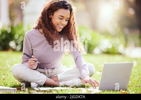 Konzentriert sich auf die Verbesserung ihrer Zukunft.. Eine junge Studentin, die in der Natur studiert. Stockfoto