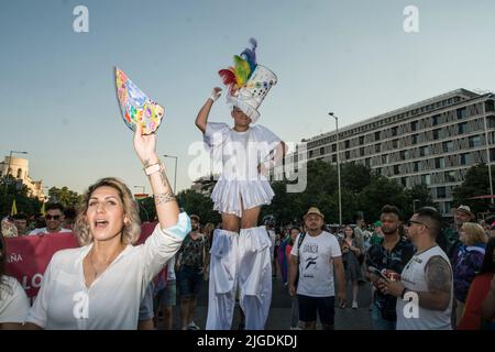 Die Regenbogenfahne ist an diesem Samstag, dem 9. Juli, unter dem Motto „im Angesicht des Hasses: Sichtbarkeit, Stolz und Widerstandsfähigkeit“ auf die Straßen Madrids zurückgekehrt. Der marsch hatte fünfzig Festwagen und etwa 1,5 Millionen Teilnehmer als letzten Schliff zu den Feierlichkeiten, die am 28. Juni begannen. Die große Demonstration hat Madrid vom Kreisverkehr von Carlos V in Atocha bis zur Plaza de Colón bereist. Chueca, Plaza de Pedro Zerolo, Callao, Plaza de Barceló und Plaza España waren das Herzstück von Pride, das nach zwei Jahren Pandemie bis so uneingeschränkt auf die Straßen Madrids zurückgekehrt ist Stockfoto