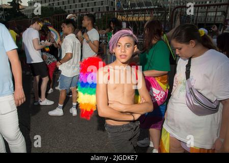 Die Regenbogenfahne ist an diesem Samstag, dem 9. Juli, unter dem Motto „im Angesicht des Hasses: Sichtbarkeit, Stolz und Widerstandsfähigkeit“ auf die Straßen Madrids zurückgekehrt. Der marsch hatte fünfzig Festwagen und etwa 1,5 Millionen Teilnehmer als letzten Schliff zu den Feierlichkeiten, die am 28. Juni begannen. Die große Demonstration hat Madrid vom Kreisverkehr von Carlos V in Atocha bis zur Plaza de Colón bereist. Chueca, Plaza de Pedro Zerolo, Callao, Plaza de Barceló und Plaza España waren das Herzstück von Pride, das nach zwei Jahren Pandemie bis so uneingeschränkt auf die Straßen Madrids zurückgekehrt ist Stockfoto