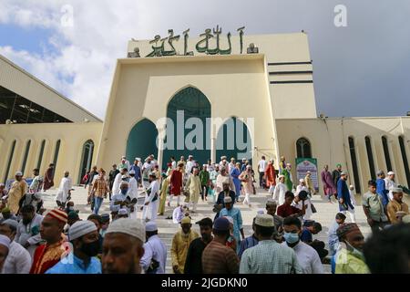 Muslime aus Bangladesch nehmen an Eid al-Adha-Gebeten in der Baitul Mukarrom-Moschee in Dhaka, Bangladesch, 10. Juli 2022 Teil. Muslime auf der ganzen Welt feiern das jährliche Fest von Eid al-Adha oder das Opferfest, das das Ende der Haddsch-Wallfahrt nach Mekka und zum Gedenken an die Bereitschaft des Propheten Abraham markiert, seinen Sohn zu opfern, um Gehorsam gegenüber Gott zu zeigen. Foto von Suvra Kanti das/ABACAPRESS.COM Stockfoto