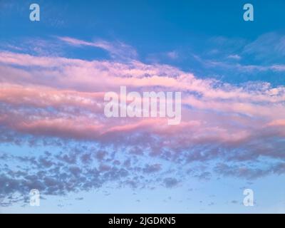 Spektakulärer blauer und violetter Himmel mit Cumulus-Wolken. Abendliche Fotografie. Vollformat, Heaven-Konzept. Luftfreiheit in der Atmosphäre. Stockfoto