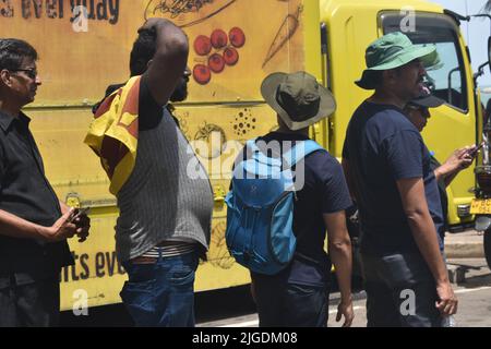 Colombo, Sri Lanka. 9.. Juli 2022. Tausende von Demonstranten stürmten den offiziellen Wohnsitz des srilankischen Präsidenten, das Sekretariat des Präsidenten und den offiziellen Wohnsitz des Premierministers und feuern den privaten Wohnsitz des Premierministers an, als sich die Wut über die schlimmste Wirtschaftskrise des Landes seit sieben Jahrzehnten verschärfte. Menschen aus dem ganzen Land versammelten sich vor dem Galle Face Green, um gegen die Nacht zu protestieren. Kredit: Majority World CIC/Alamy Live Nachrichten Stockfoto