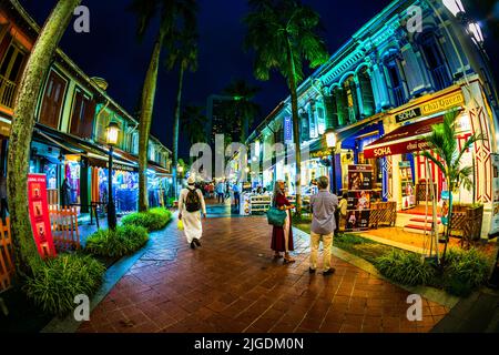 Bussorah Street, die zur Sultan Masjid Moschee in Kampong Glam, Singapur führt. Stockfoto