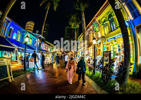 Bussorah Street, die zur Sultan Masjid Moschee in Kampong Glam, Singapur führt. Stockfoto