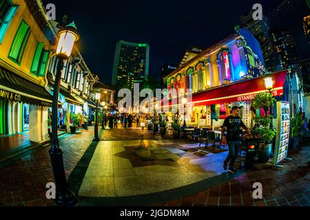 Bussorah Street, die zur Sultan Masjid Moschee in Kampong Glam, Singapur führt. Stockfoto