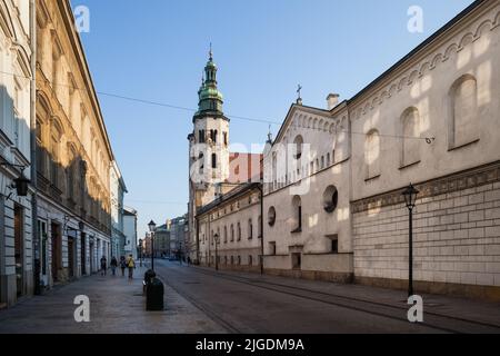 Stadt Krakau in Polen, Grodzka Straße mit dem Orden des St. Clare Klosters und der Kirche des Heiligen Andreas des Apostels. Stockfoto