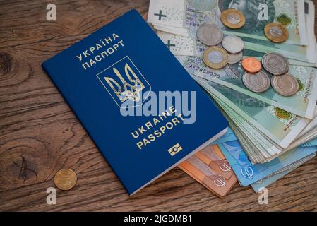 Banknoten polieren Zloty-Banknoten mit Münzen grosz mit ukrainischem Pass Stockfoto
