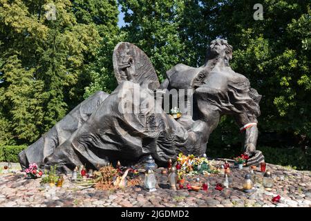 Denkmal für die Unbesiegbaren auf dem Warschauer Aufstandsfriedhof (polnisch: Cmentarz Powstańców Warszawy) in Warschau, Polen, zum Gedenken an die VI Stockfoto