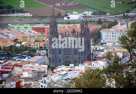 Blick vom Montana de Arucas über das Dorf Arucas mit der Kathedrale San Juan Bautista, Wahrzeichen von Arucas, Grand Canary, Kanarische Inseln, Spanien Stockfoto