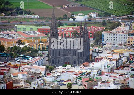 Blick vom Montana de Arucas über das Dorf Arucas mit der Kathedrale San Juan Bautista, Wahrzeichen von Arucas, Grand Canary, Kanarische Inseln, Spanien Stockfoto