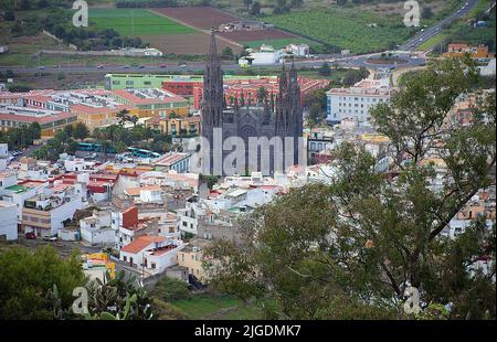 Blick vom Montana de Arucas über das Dorf Arucas mit der Kathedrale San Juan Bautista, Wahrzeichen von Arucas, Grand Canary, Kanarische Inseln, Spanien Stockfoto