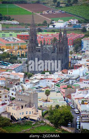 Blick vom Montana de Arucas über das Dorf Arucas mit der Kathedrale San Juan Bautista, Wahrzeichen von Arucas, Grand Canary, Kanarische Inseln, Spanien Stockfoto