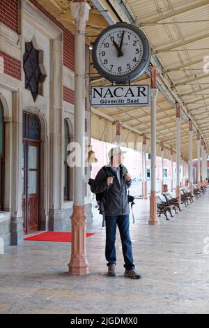 Menschen auf dem Bahnsteig des Bahnhofs Sirkeci in Istanbul, Türkei. Dieser Terminal Bahnhof befindet sich im Herzen der Altstadt von Istanbul Stockfoto