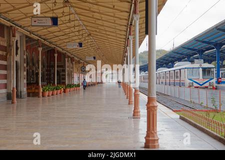 Menschen auf dem Bahnsteig des Bahnhofs Sirkeci in Istanbul, Türkei. Dieser Terminal Bahnhof befindet sich im Herzen der Altstadt von Istanbul Stockfoto