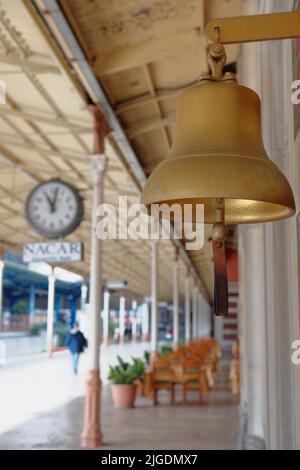 Glocke auf dem Bahnsteig des Bahnhofs Sirkeci in Istanbul, Türkei. Dieser Terminal Bahnhof befindet sich im Herzen der Altstadt von Istanbul Stockfoto