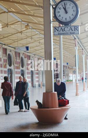 Menschen auf dem Bahnsteig des Bahnhofs Sirkeci in Istanbul, Türkei. Dieser Terminal Bahnhof befindet sich im Herzen der Altstadt von Istanbul Stockfoto