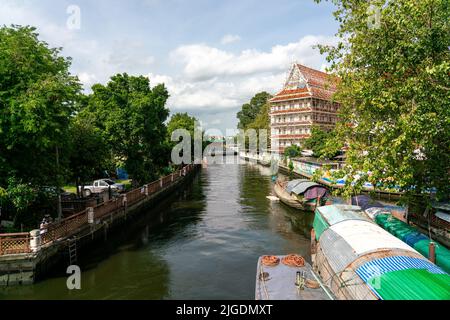 Wunderschöner Blick auf den Bangkok Yai Kanal an einem sonnigen Tag, Phasi Charoen. Horizontale Aufnahme Stockfoto