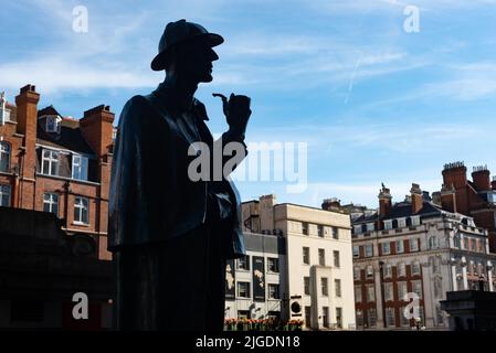 London, Großbritannien. Juli 9. 2022 Statue von Sherlock Holmes vom Bildhauer John Doubleday steht in der Nähe des vermeintlichen Standorts der Baker Street 221B, in der Nähe des Sherloc Stockfoto