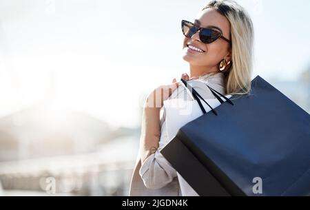 Es ist zu gut für einen Tag zu verschwenden. Eine schöne junge Frau genießen einen Tag des Shoppings. Stockfoto