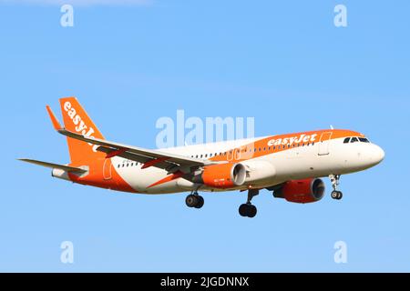 EasyJet, Airbus A320 G-EZOF, Landung am Flughafen Stansted, Essex, Großbritannien Stockfoto