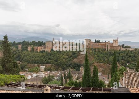 Alhambra Granada Spanien - 09 14 2021: Blick auf die Außenfassade Gebäude an der Alhambra Zitadelle und Gärten, Blick Aussichtspunkt San Nicolás, ein Palast und Stockfoto