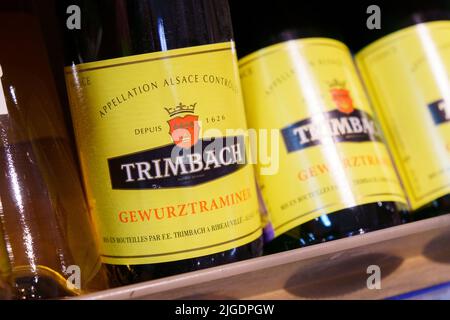 Tjumen, Russland-13. April 2022: Gewurztraminer Wein des berühmten französischen Weinunternehmens Trimbach. Selektiver Fokus Stockfoto