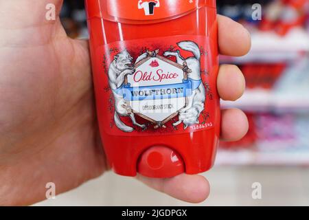Tjumen, Russland-03. Mai 2022: Alter Gewürzdeodorant-Stock. Alte Würze, selektiver Fokus. Kauf von Waren in einem Hypermarkt Stockfoto