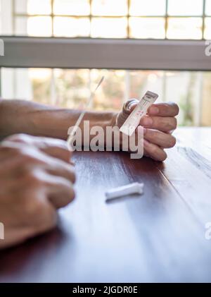 Eigene Hand mit negativem Covid-19-Testergebnis mit SARS CoV-2 Rapid-Antigen-Testkit. Speicherplatz kopieren. Infektionsschutzkonzept des Coronavirus. Stockfoto