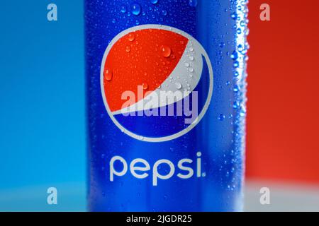 Tjumen, Russland, 30. Juni 2022: Pepsi Logo, ein kohlensäurehaltiges Erfrischungsgetränk, das von PepsiCo hergestellt und hergestellt wird. Stockfoto