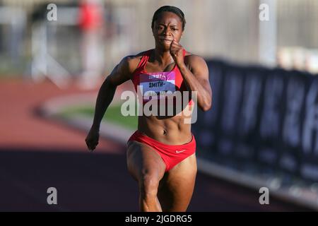 Destiny Smith-Barnett gewinnt 11,18 die 100 m der Frauen während der Under Armour Sunset Tour Track and Field Meet am Samstag, den 9. Juli 2022 in Los Angeles. Stockfoto