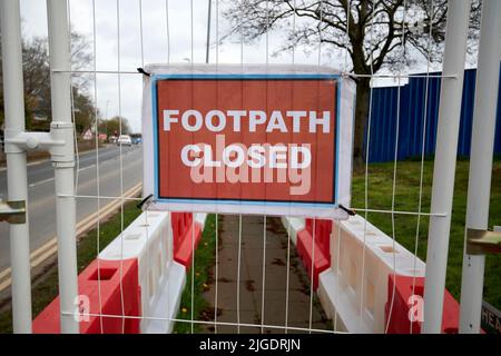 Fußpfad geschlossen vorübergehendes Schild wegen Bauarbeiten kirkby liverpool uk Stockfoto