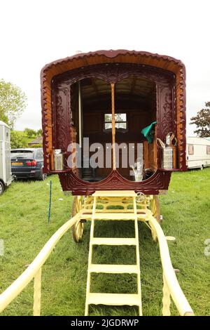 Traditioneller kunstvoll handbemalter Wohnwagen. Appleby Horse Fair, Appleby in Westmorland, Cumbria Stockfoto