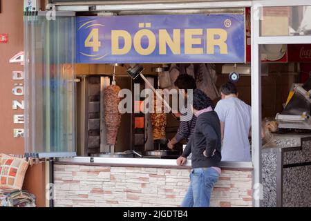 Männer kochen die Döner-Kebabs in einem Straßencafé in Istanbul, Türkei Stockfoto