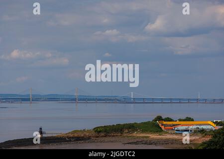 Die Severn-Brücken und Portishead Lido Stockfoto