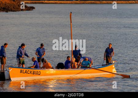 Gig kommt in den Slipway Stockfoto