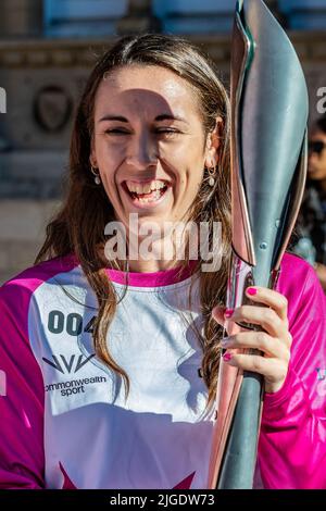 Northampton 10.. Juli 2022. Der Baton-Staffelauf der Commonwealth Games Queen geht mit dem olympischen Badmintonspieler Chloe Birch durch das Stadtzentrum, während er auf dem Weg zu den Commonwealth Games 2022 in Birmingham ist. Kredit: Keith J Smith./Alamy Live Nachrichten. Stockfoto